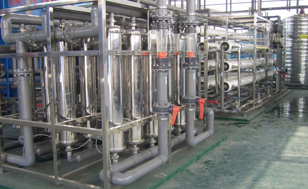       化工行业中的高纯水主要应用于电池行溶剂用纯水、化学分析、化工材料、产品清洗、物质的分离、浓缩、提纯，废物回收等场合的用水，对于水质要求相对来说不是太高，纯水电导率从0.1uS/cm-20uS/cm就基本上能满足要求。芭乐视频APP污公司可根据客户对水质的具体要求，采用反渗透，离子交换，EDI等超纯水生产工艺的不同组合，生产出即经济实用，又